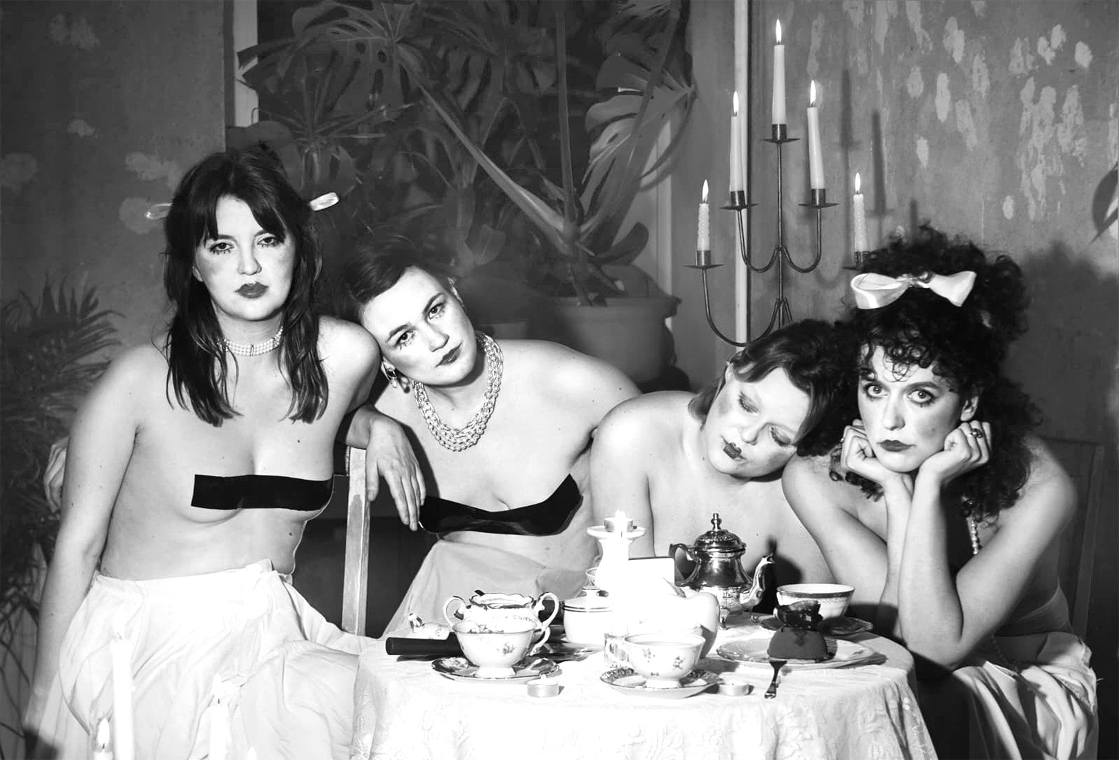 Ensemblefoto Püppchenkollektiv bearb ey Social Media